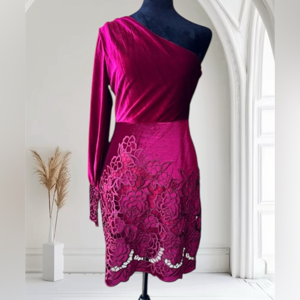 Layered With Love One Shoulder Velvet Dress Sz S Crochet Floral Hem Burgundy New